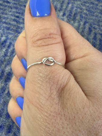 Delicate knot ring