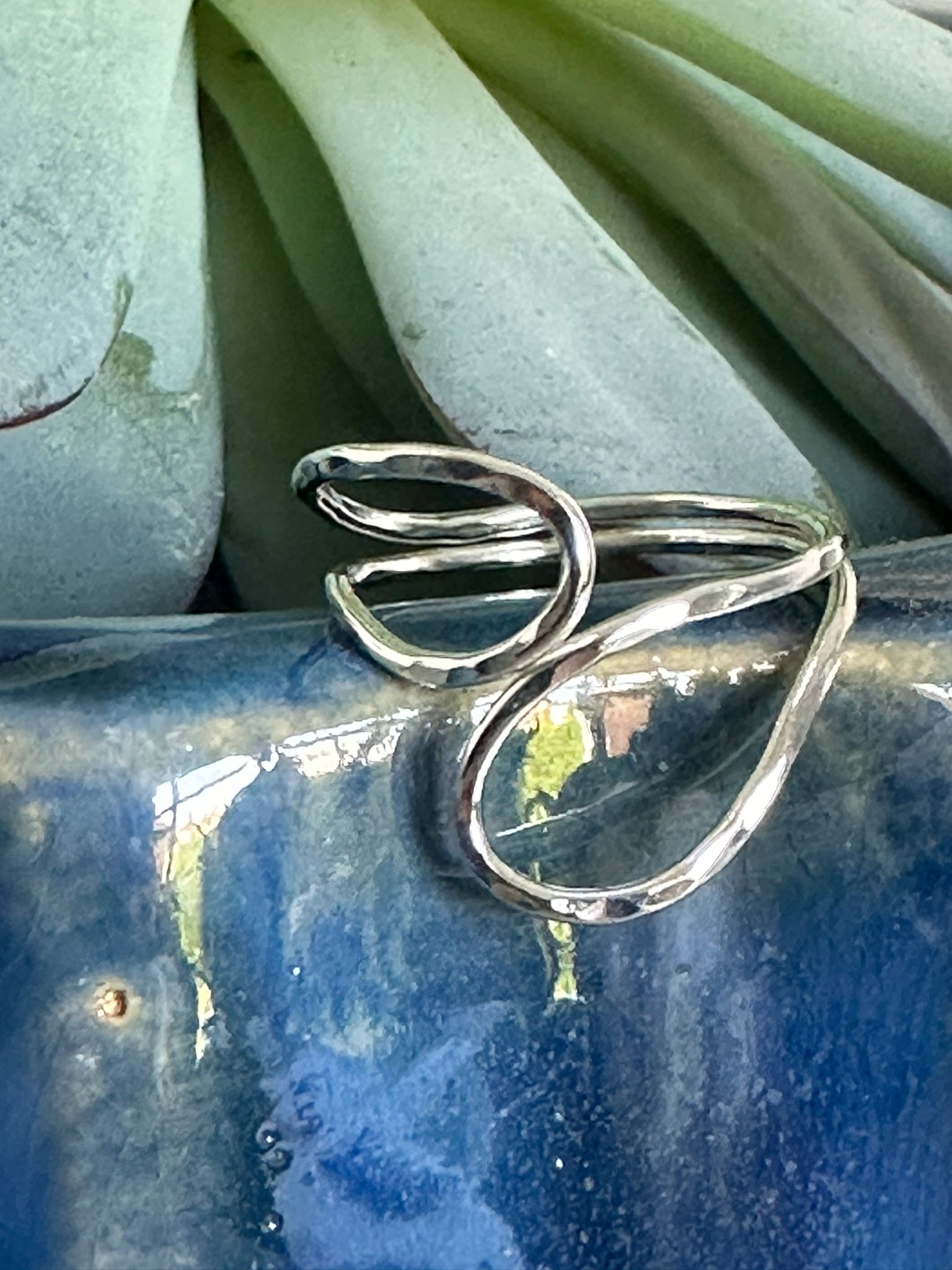 Looping wire ring — image 2